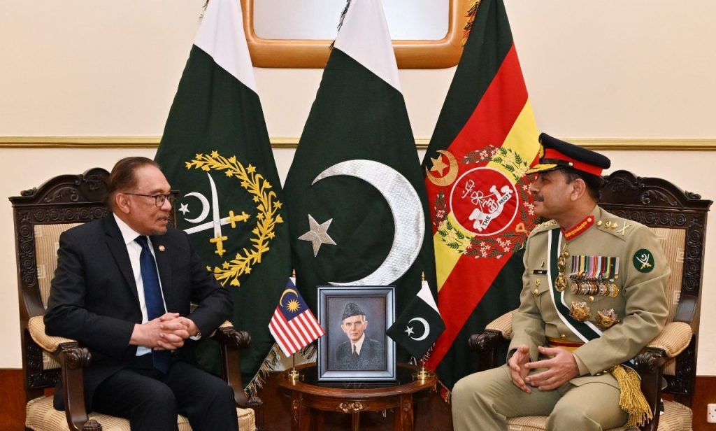 Meeting of the Malaysian Prime Minister with the Army Chief, recognition of the sacrifices of the Pakistan Army in the war against terrorism