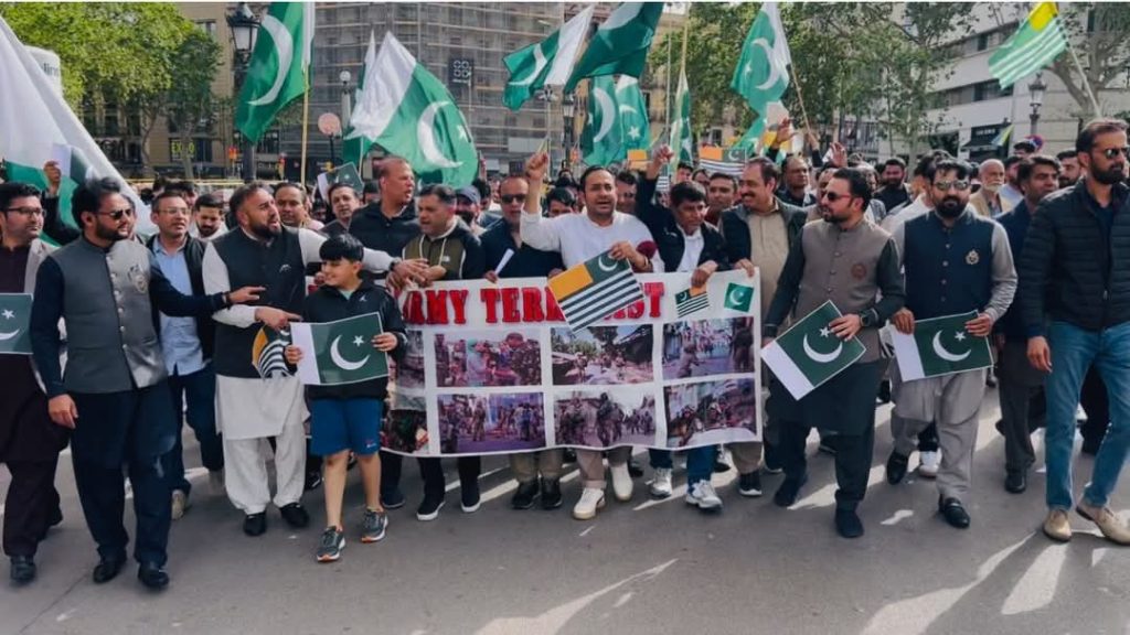 Overseas Pakistanis demonstrate against Indian terrorism in Barcelona