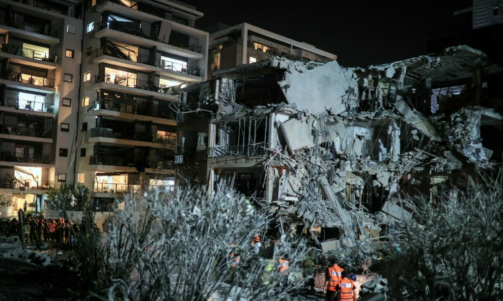 Iranian attacks continue, several buildings destroyed in Israel, 5 Israelis killed, many injured