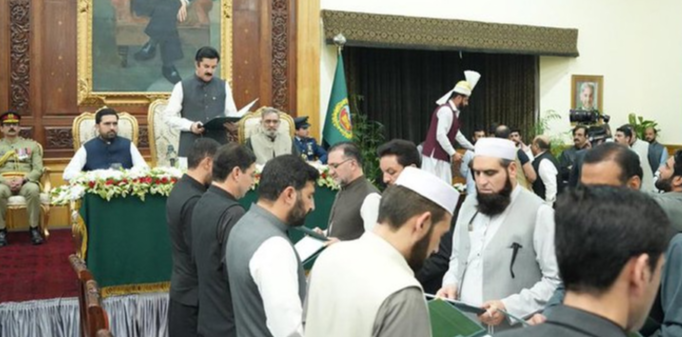 خیبر پختونخوا کی نئی کابینہ کے اراکین نے حلف اٹھا لیا Khyber Pakhtunkhwa's new cabinet members take oath