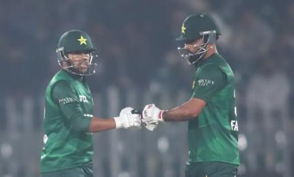 تین ملکی ٹی ٹوینٹی سیریز کے پہلے میچ میں پاکستان نے زمبابوے کو 5 وکٹوں سے شکست دیدی Pakistan defeated Zimbabwe by 5 wickets in the first match of the tri-nation T20 series.