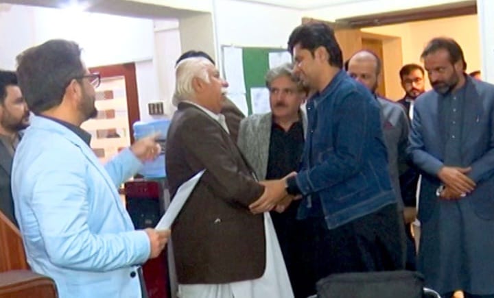 Adviser to the Khyber Pakhtunkhwa Chief Minister on Information, Shafi Jan, visits the Khyber Television Peshawar Centre.