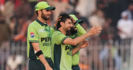 پاکستان نے تیسرے ون ڈے میں جنوبی افریقہ کو ہراکر سیریز 1۔2 سے اپنے نام کرلی Pakistan beat South Africa in the third ODI to win the series 1-2.