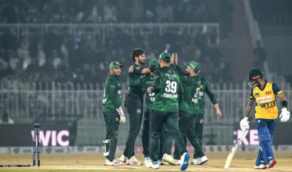 پاکستان نے سری لنکا کو 6 وکٹ سے ہراکر سہ فریقی ٹی 20 سیریز کی ٹرافی جیت لی Pakistan beat Sri Lanka by 6 wickets to win the tri-series T20 trophy