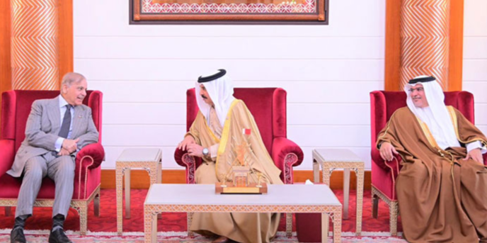 وزیراعظم شہبازشریف بحرین پہنچ گئے، قصر القضیبیہ آمد پر گارڈ آف آنر پیش، ولی عہد سے اہم ملاقات Prime Minister Shehbaz Sharif arrives in Bahrain, guard of honor presented at Al-Qudsiya Palace upon arrival, important meeting with the Crown Prince