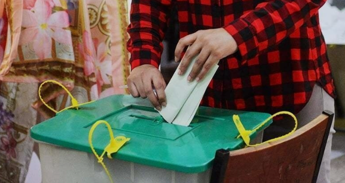 خیبرپختونخوا اور پنجاب میں قومی اور صوبائی اسملی کے 13 حلقوں پر ضمنی انتخاب کیلئے پولنگ جاری Polling underway for by-elections in 13 national and provincial assembly constituencies in Khyber Pakhtunkhwa and Punjab