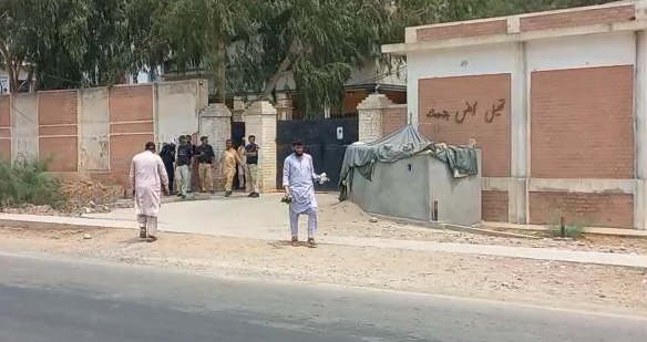 کرک: احاطہ عدالت میں فائرنگ، زیر حراست ملزم زخمی، حملہ آور فرار Karak: Firing in court premises, suspect in custody injured, attacker escapes