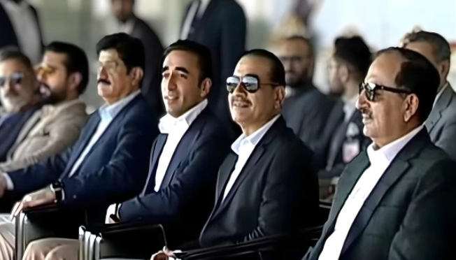 کراچی میں 35ویں نیشنل گیمز پاکستان آرمی کی برتری کے ساتھ ختم، چیف آف ڈیفنس فورسز عاصم منیر نے فاتح پاکستان آرمی کو ٹرافی پیش کی The 35th National Games in Karachi ended with Pakistan Army leading, CDF presented the trophy to the victorious Pakistan Army.