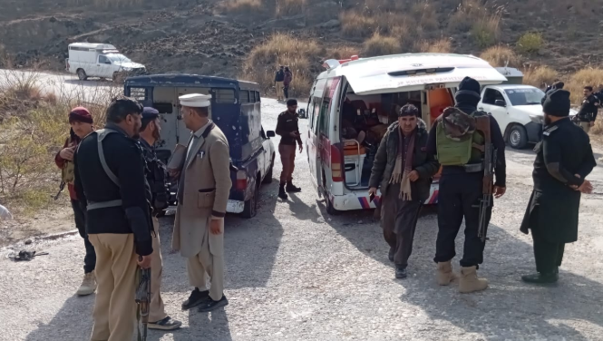 کرک میں پولیس وین پر دہشتگرد حملہ، 2 قیدی جاں بحق، اہلکار زخمی Police van attacked in Karak, two prisoners killed