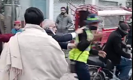 تحریک انصاف کے ایم پی اے علی شاہ کا خوازہ خیلہ بازار میں ٹریفک پولیس افسر پر تشدد PTI MPA Ali Shah assaults traffic police officer in Khwaza Khela Bazaar