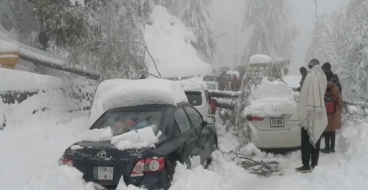 ملک کے بالائی علاقوں میں شدید برفباری سے نظام زندگی مفلوج، مختلف حادثات میں 2 افراد جاں بحق، 35 زخمی ،کئی علاقوں میں سیاح پھنس گئے Heavy snowfall paralyzes life in the upper regions of the country, 2 people killed, 35 injured in various accidents, tourists stranded in many areas