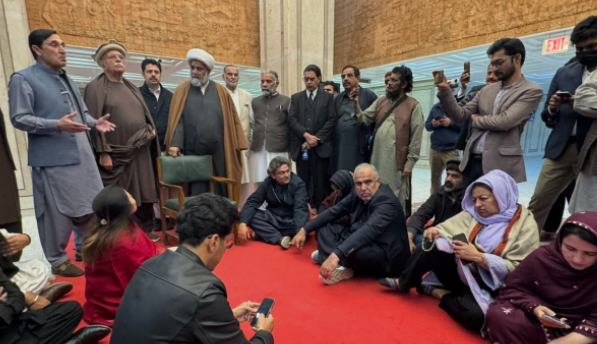 اپوزیشن اتحاد کا پارلیمنٹ کے باہر دھرنا جاری، بانی پی ٹی آئی کی ہسپتال منتقلی کا مطالبہ Opposition alliance continues sit-in in Parliament, demands PTI founder be shifted to hospital