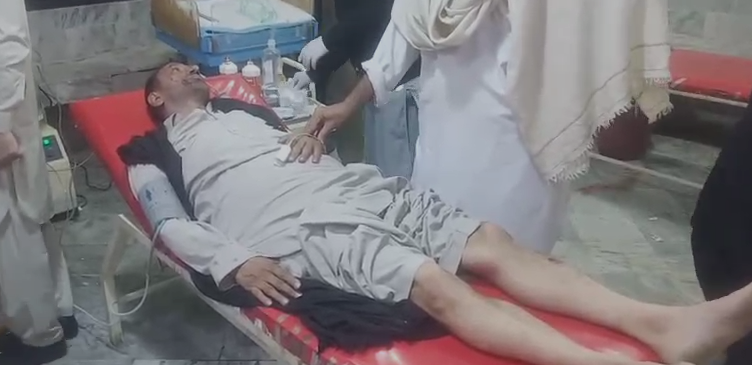 نمائندہ خیبر نیوز دیر لوئر محمد اسرار پر نامعلوم افراد کا حملہ، زخمی حالت میں ہسپتال منتقل Khyber News correspondent Muhammad Israr attacked by unknown persons in Lower Dir, injured and shifted to hospital