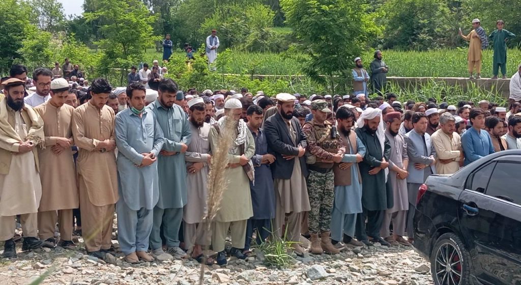 باجوڑ: افغان جارحیت میں شہید ہونے والے بچوں کی نمازِ جنازہ ادا، سیکیورٹی فورسز کا لواحقین سے اظہارِ تعزیت