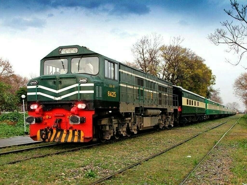 دو سال میں ریلوے منافع بخش ادارہ بن گیا، 8 ارب روپے سے زائد خسارہ ختم