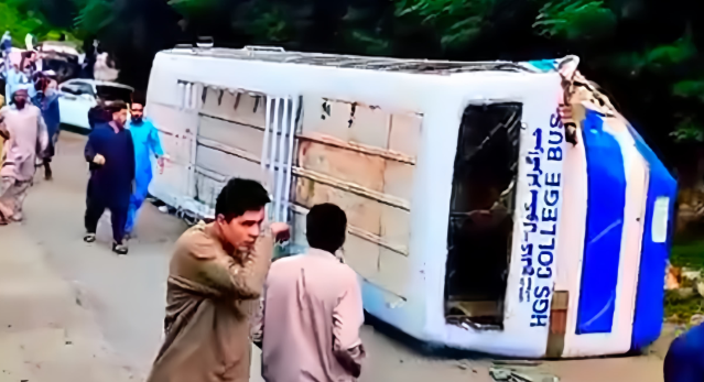 سوات میں نجی سکول کی بس الٹ گئی،ایک طالبہ جاں بحق، 20 سے زائد زخمی Private school bus overturns in Swat, one student killed, more than 20 injured