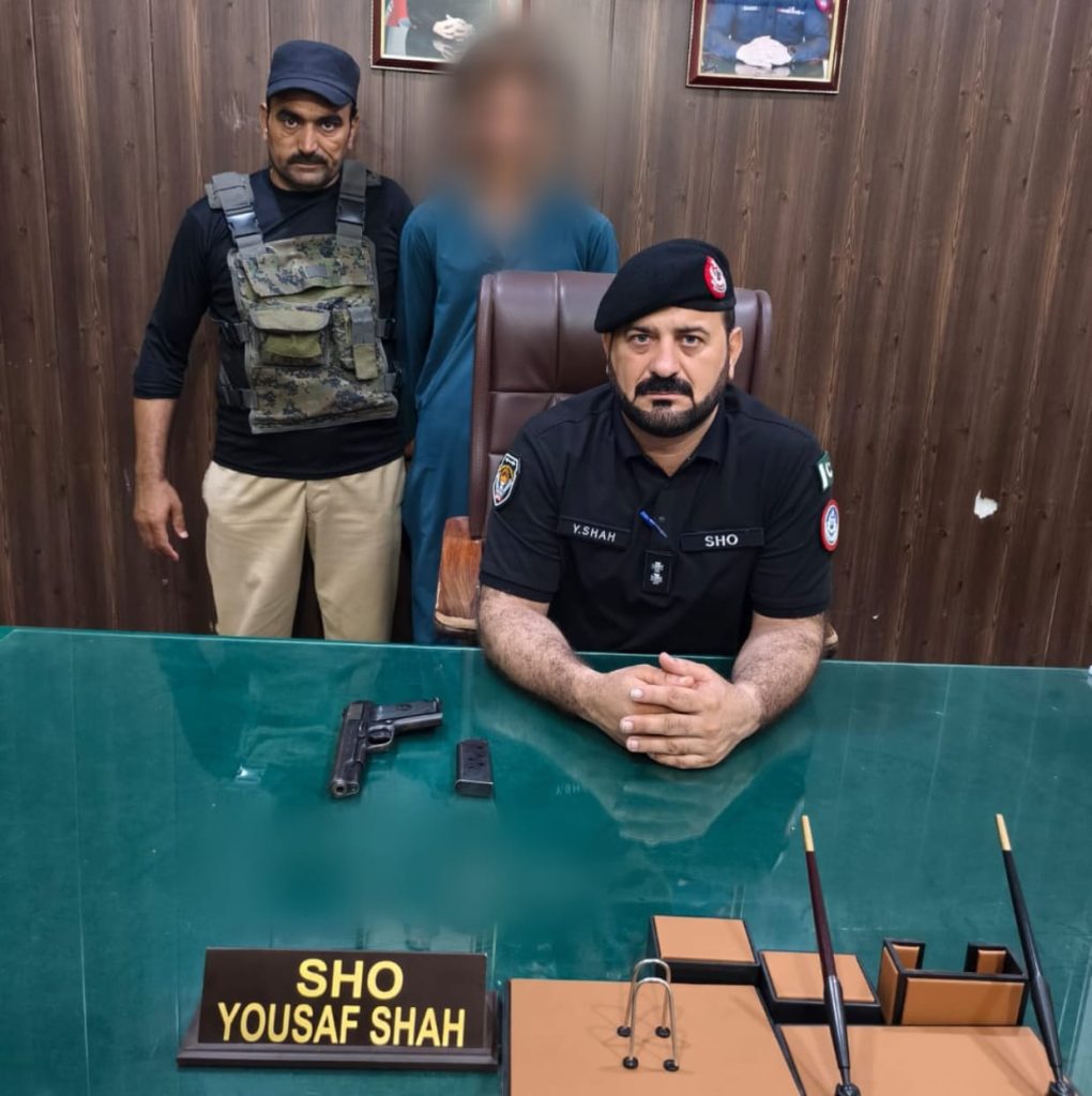 ایس ایچ او تھانہ رحمان بابا یوسف شاہ کی کاروائی، اسلحہ نمائش کرنے والا گرفتار گرفتار ملزم کے خلاف قانونی کاروائی شروع کردی گئی ہے