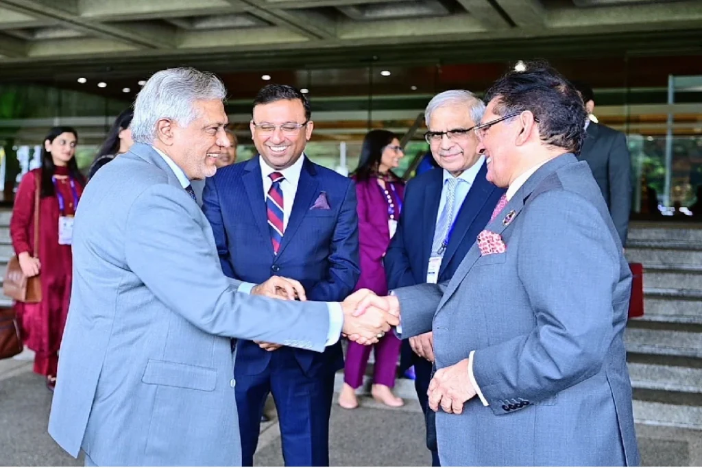 منیلا: اسحاق ڈار اور بنگلہ دیش کے وزیرِ خارجہ کی ملاقات، باہمی تعلقات مزید مستحکم کرنے پر اتفاق