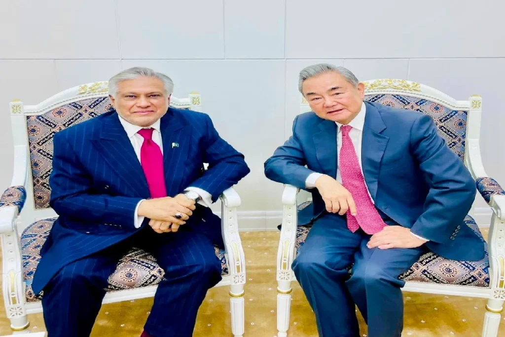اسحاق ڈار اور چینی وزیر خارجہ وانگ ای کی ملاقات: دوطرفہ تعلقات اور علاقائی امور پر تبادلہ خیال