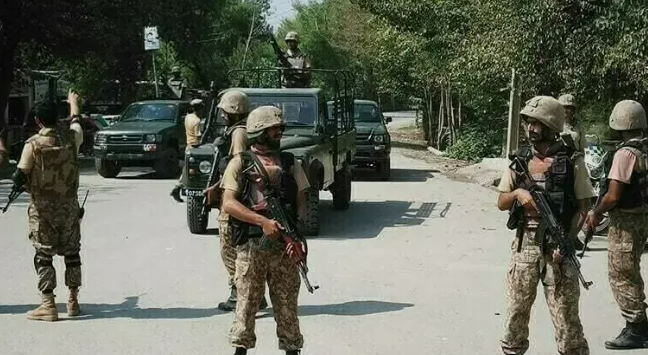 مستونگ کےعلاقہ کھڈ کوچہ میں بروقت کارروائی، فتنہ الہندوستان کے 6 دہشت گرد ہلاک، خواتین خودکش بمبار سمیت متعدد گرفتار In a timely operation in the Khad Kocha area of Mastung, six terrorists belonging to 'Fitna-al-Hind' were killed, and several others—including female suicide bombers—were arrested.