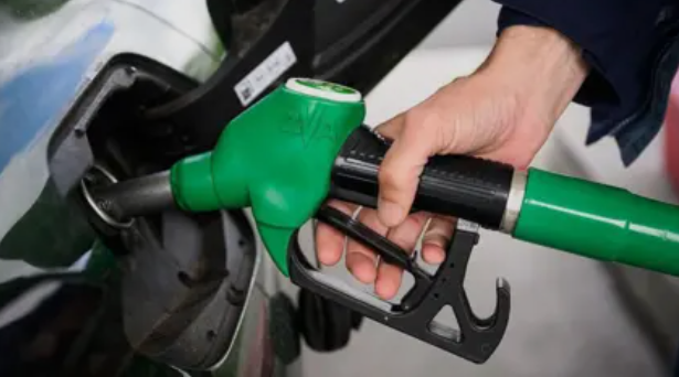 پٹرولیم مصنوعات کی قیمتوں میں مسلسل پانچويں روز بھی اضافہ Prices of petroleum products increased for the fifth consecutive day.