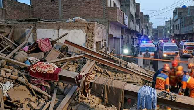 لاہور: باغبانپورہ میں خستہ حال مکان کی چھت گرنے سے 4 بچوں سمیت 11 افراد جاں بحق، 6زخمی Lahore: 11 people, including 4 children, killed, 6 injured as roof of dilapidated house collapses in Baghbanpura