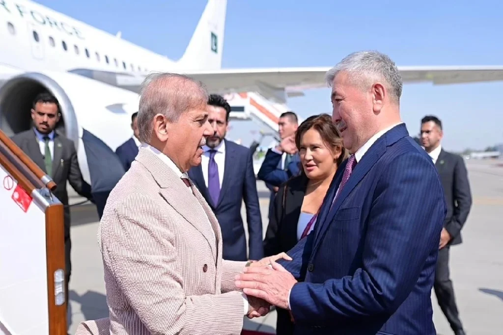 وزیراعظم شہباز شریف تین روزہ دورے پر بشکیک پہنچ گئے، ایس سی او سربراہی اجلاس میں شرکت کریں گے