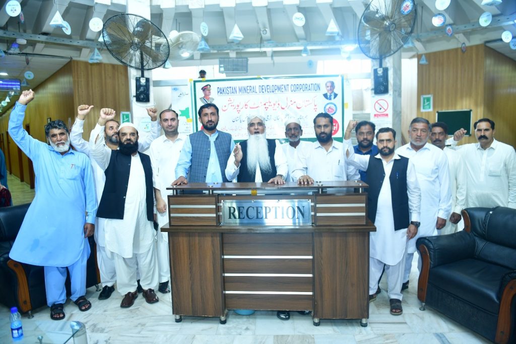 وارچہ کان کی لیز تنازع، پی ایم ڈی سی نے سرمایہ کاری اور روزگار پر خدشات ظاہر کر دیے Warcha Rock Salt Mine dispute threatens $200 million investment and thousands of jobs