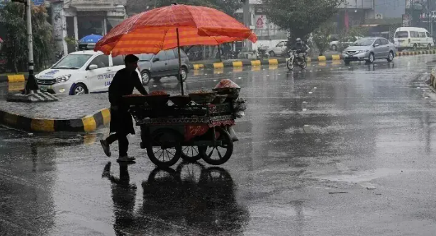 ملک کے بیشتر علاقوں میں گرمی برقرار، خیبرپختونخوا، بالائی پنجاب، کشمیر اور گلگت بلتستان میں بارش کا امکان Hot and humid weather to persist across Pakistan; rain expected in KP; upper Punjab; Kashmir and Gilgit-Baltistan