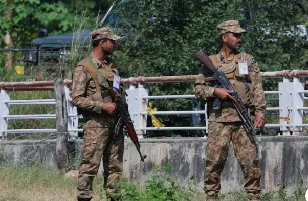 جنوبی وزیرستان اور دیر میں سیکیورٹی فورسز کے کامیاب آپریشن، 10 دہشت گرد ہلاک 10 terrorists killed in successful security forces operations in South Waziristan and Dir