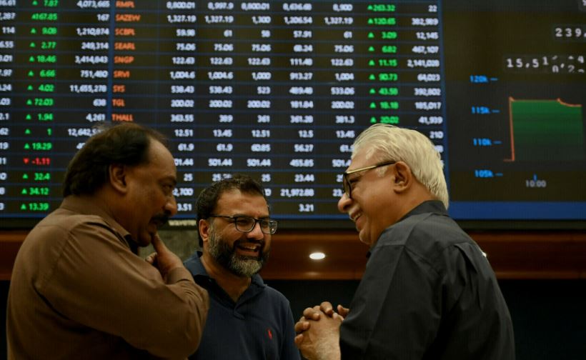 پاکستان اسٹاک ایکسچینج میں زبردست تیزی، 100 انڈیکس 2,700 سے زائد پوائنٹس بڑھ گیا PSX surges over 2700 points after trump’s Iran talks announcement; rupee gains slightly