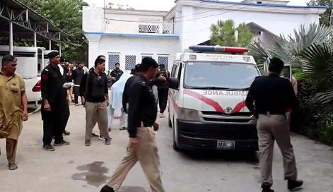 مردان میں پولیس اہلکار نے ہتھکڑیوں میں بند ملزم کو فائرنگ کر کے قتل کر دیا In Mardan, a police officer shot and killed a handcuffed suspect.