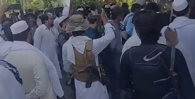 بنوں اور لکی مروت پولیس کمیٹیوں کا 7 اہلکاروں کے تبادلوں پر احتجاج Protest erupts in Bannu and Lakki Marwat over sudden transfers of 7 KP police officials