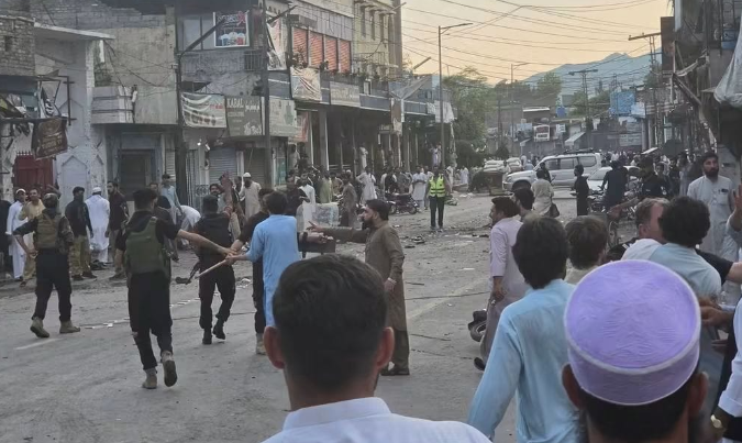 سوات: کبل پولیس سٹیشن کے قریب خودکش حملہ، 14 افراد شہید، 20 زخمی Swat: Suicide attack near Kabal police station; 14 killed, 20 injured