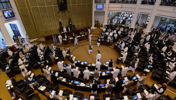 خیبر پختونخوا اسمبلی نے بانی پی ٹی آئی کو شفاء ہسپتال منتقل کرکے علاج کی سہولت دینے کی قرارداد متفقہ طور پر منظور کرلی The Khyber Pakhtunkhwa Assembly unanimously passed a resolution to transfer the PTI founder to Shifa Hospital and provide him with medical treatment facilities.