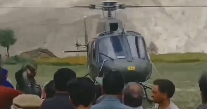 نگر: پاک آرمی نے ہیلی کاپٹر کے ذریعے ہسپر ویلی میں پھنسی 4 خواتین کو ریسکیو کرلیا Nagar: The Pakistan Army rescued four women stranded in Hispar Valley via helicopter.