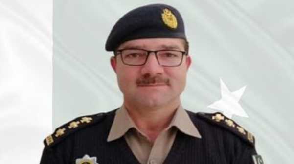 یاسر عرفات شہید: موٹر وے پر فرض کی ادائیگی میں جامِ شہادت نوش کرنے والے افسر کو قائد اعظم پولیس میڈل Yasir Arafat Shaheed: Quaid-e-Azam Police Medal awarded to officer who sacrificed himself in line of duty on motorway