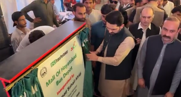 وزیراعلیٰ خیبرپختونخوا نے نئی ہائبرڈ بسوں، پنک بس سروس اور چمکنی ڈپو کی سولرائزیشن و مال آف حیات آباد ڈپو کا افتتاح کردیا The Chief Minister of Khyber Pakhtunkhwa inaugurated the new hybrid buses, the Pink Bus Service, the solarization of the Chamkani Depot, and the Mall of Hayatabad Depot.