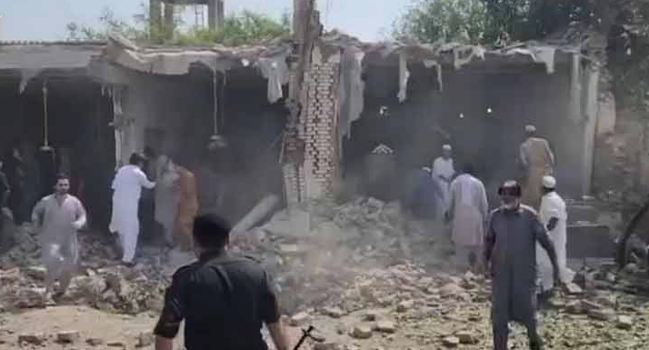 کوہاٹ: پولیس لائن میں نماز جمعہ کے دوران خودکش دھماکہ، اہلکاروں سمیت 16 افراد شہید، متعدد زخمی، 7 دہشتگرد ہلاک Kohat: Suicide blast at Police Lines during Friday prayers; 16 people, including personnel, martyred; several injured; 7 terrorists killed.