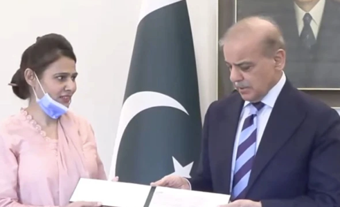 وزیراعظم شہبازشریف کا نرس رضیہ نورین کو ایک کروڑ روپے کا چیک، بہادری پر خراج تحسین بھی پیش کیا Prime Minister Shehbaz Sharif presented a check of Rs 10 million to nurse Razia Noreen, also paying tribute to her bravery.
