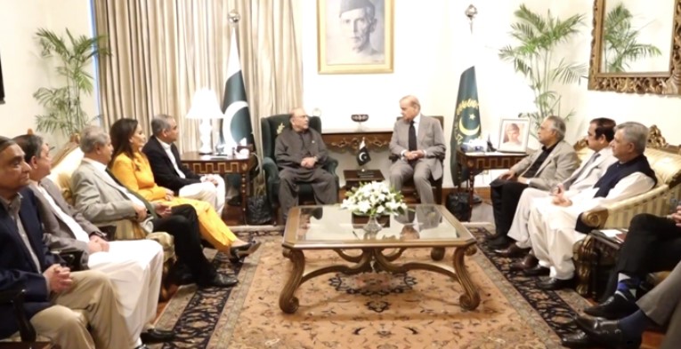 صدرمملکت سے وزیراعظم کی ملاقات میں خیبرپختونخوا میں ایمرجنسی کے نفاذ پر اتفاق Prime Minister meets President, agrees to impose emergency in Khyber Pakhtunkhwa